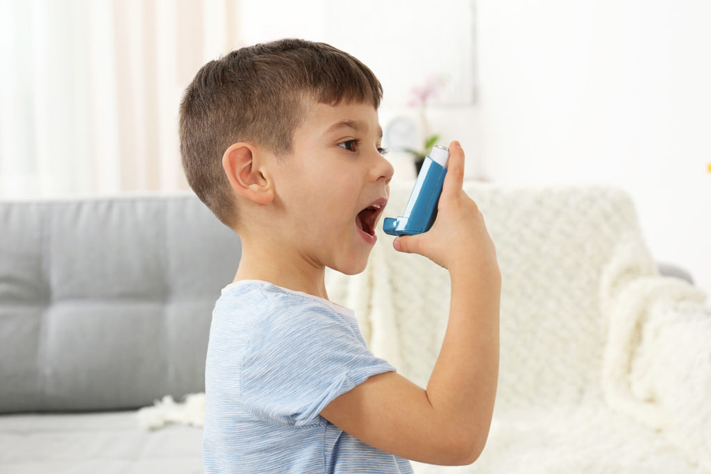 Gutt bruker astma inhalator